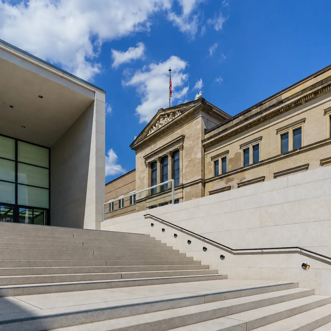 Treppen und klare Fassadenlinien der James-Simon-Galerie in Berlin. Symbolbild.